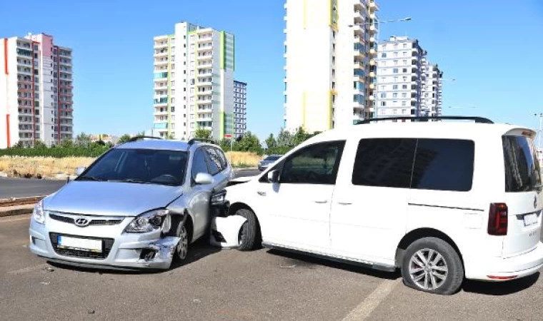 Diyarbakır’da dur ihtarından kaçarken polis otosuna çarpan araçtan yüklü miktarda uyuşturucu ele geçirildi