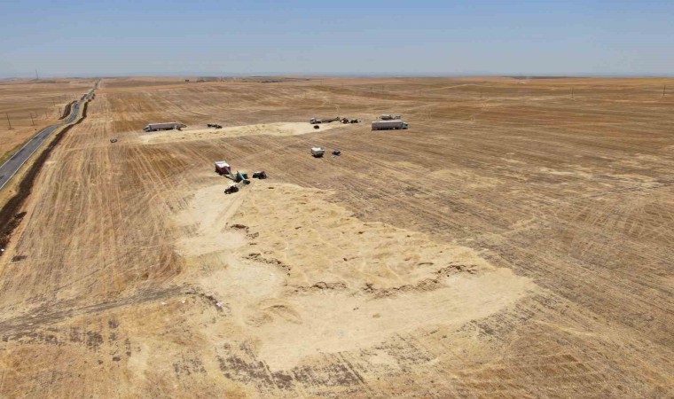 Diyarbakırda hava sıcaklığı 35 derece üzeri gösterirken onlar tonlarca saman presliyor