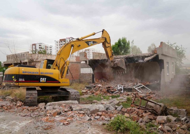 Diyarbakırda kamulaştırılan iki yapının yıkımı yapıldı