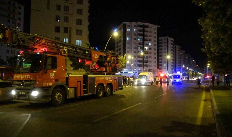 Diyarbakırda kontrolden çıkan 2 otomobil markete daldı: 1 ölü, 5 yaralı