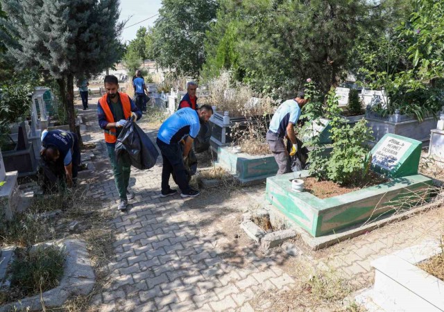 Diyarbakırda mezarlıklarda bayram temizliği