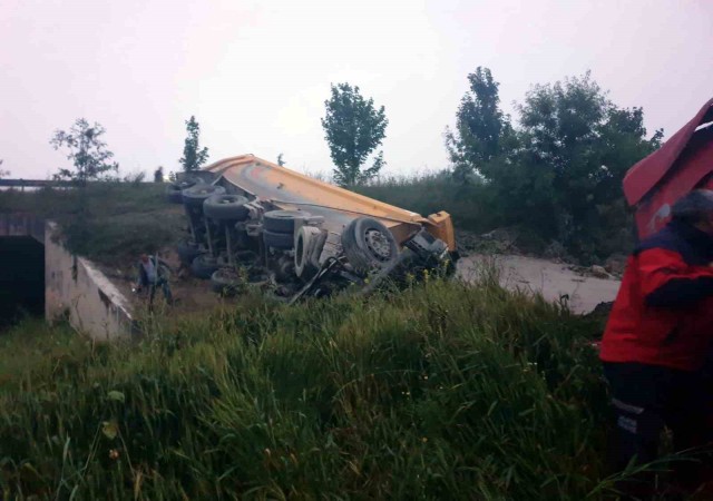 Duble yolda kontrolden çıkan kamyon tarlaya devrildi: 1 yaralı