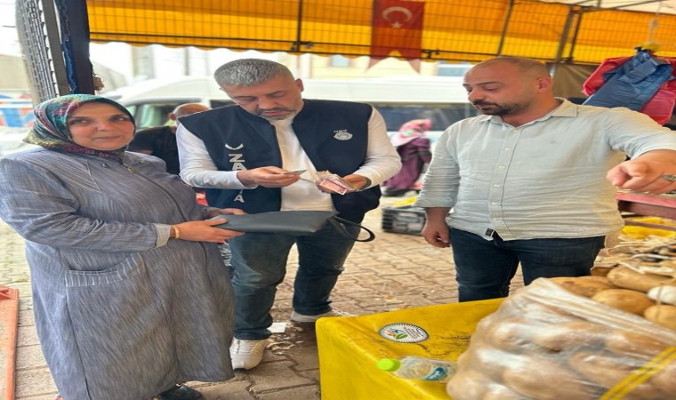 Düşürdüğü çantasını esnaf buldu