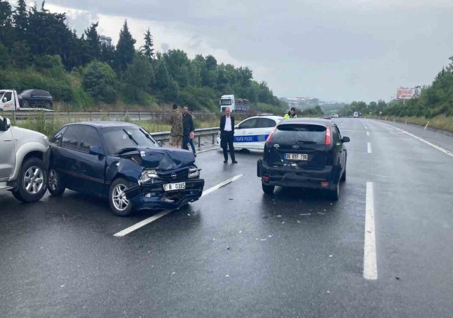 Düzce TEMde 14 araç birbirine girdi: 6 yaralı