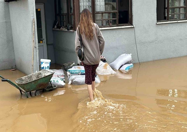 Düzcede sağanak taşkına sebep oldu: Evleri su bastı