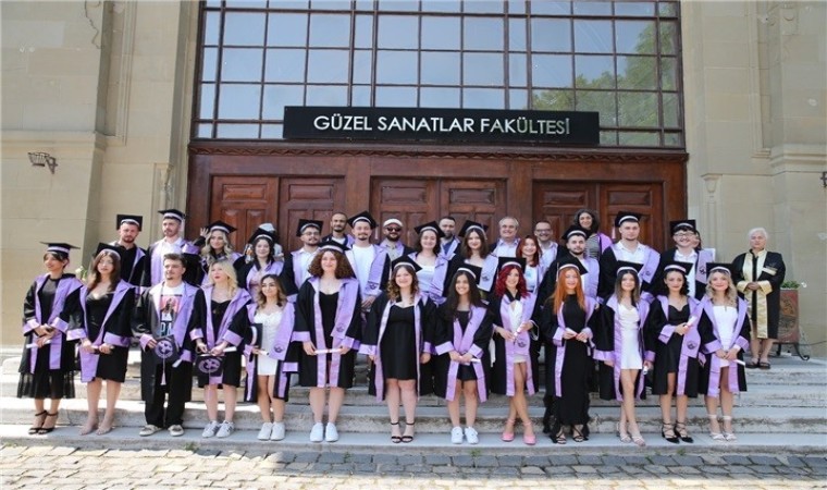 Edirnede güzel sanatlar fakültesinde mezuniyet coşkusu