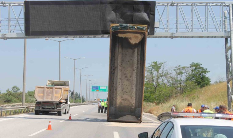 Edirnede kamyonun damperi şaha kalktı