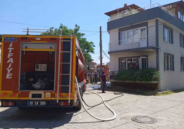 Edremitte elektrik kontağından çıkan yangın evi kül etti