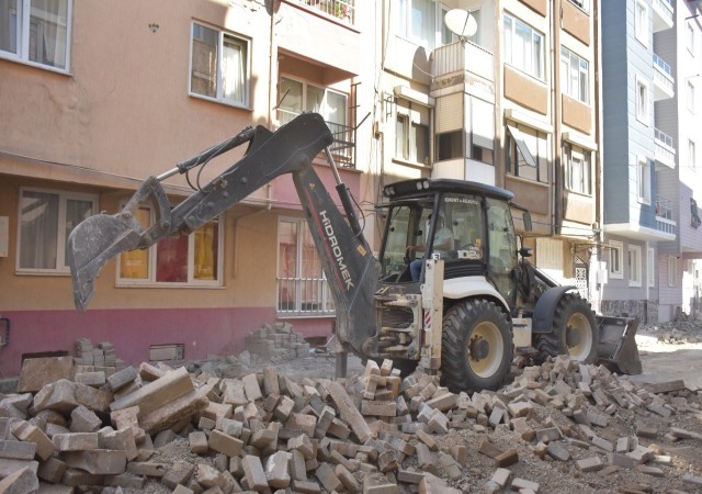 Edremitte sokaklar parke taşlar ile örülüyor