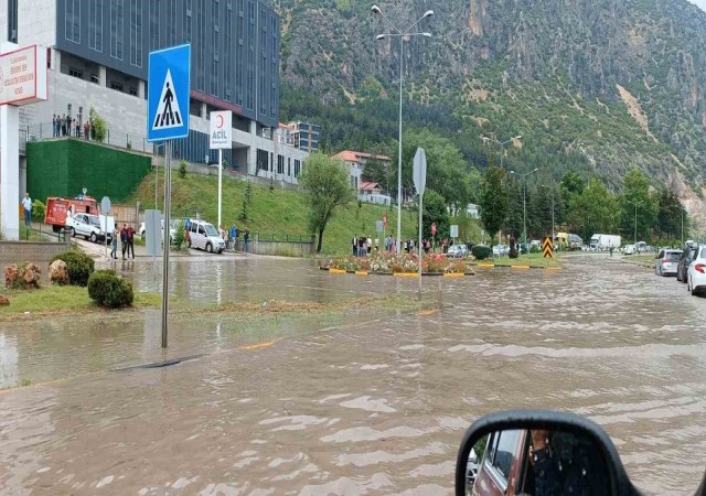 Eğirdirde sağanak yağmur yolları göle çevirdi