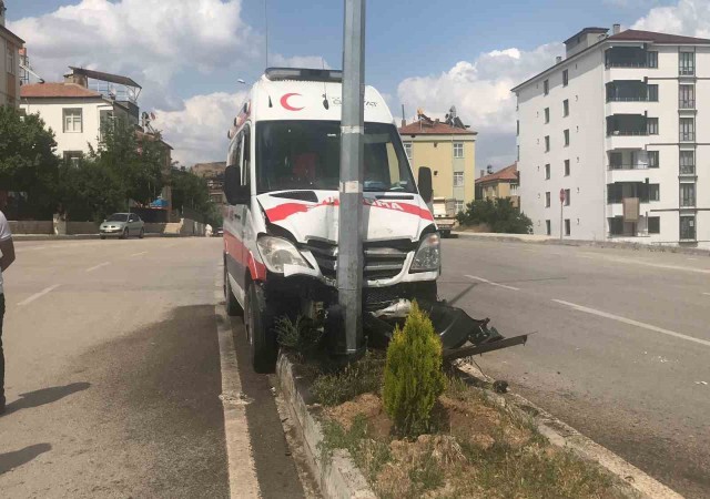 Elazığda ambulans aydınlatma direğine çaptı