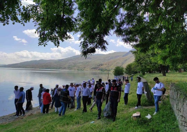 Elazığda Hazar Gölü çevresi temizlendi