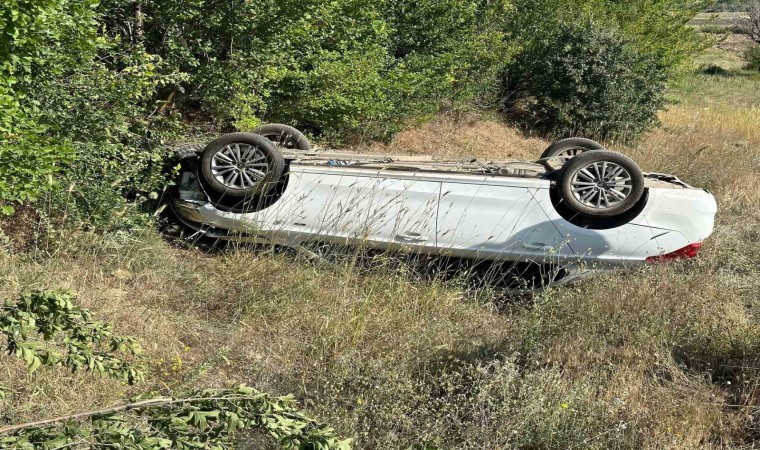 Elazığda otomobil tarlaya uçup ters döndü: 4 yaralı