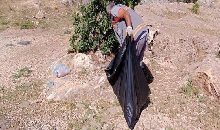 Elazığda turizm bölgesine atılan çöpler ekipler tarafından toplandı