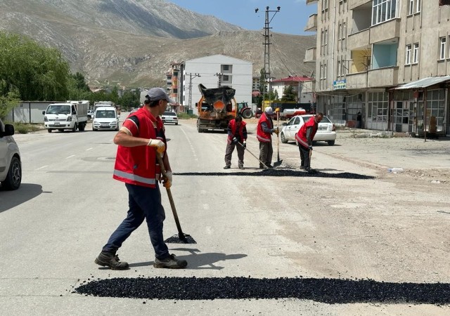 Elbistanda hasar gören yollar onarılıyor