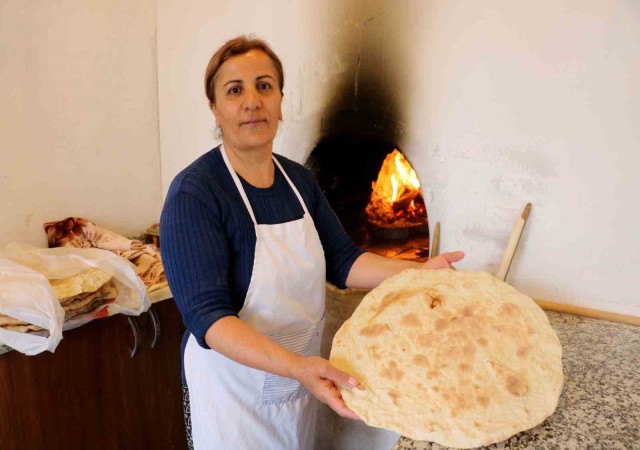 Elinin hamuruyla erkeklere taş çıkartıyor