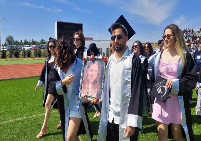 En buruk mezuniyet: Depremde hayatını kaybeden arkadaşlarının fotoğrafını taşıdılar