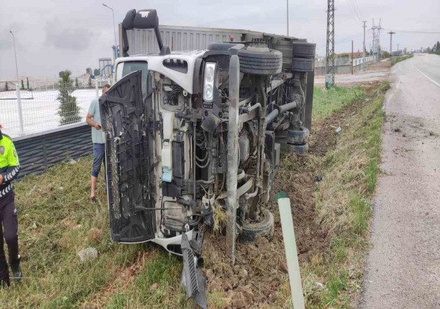 Ereğlide kontrolden çıkan kamyon devrildi