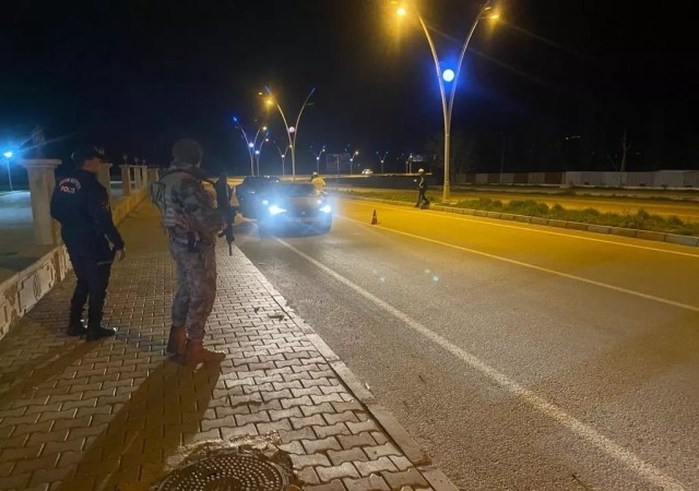 Erzincanda çeşitli suçlardan aranan 18 şüpheli yakalandı