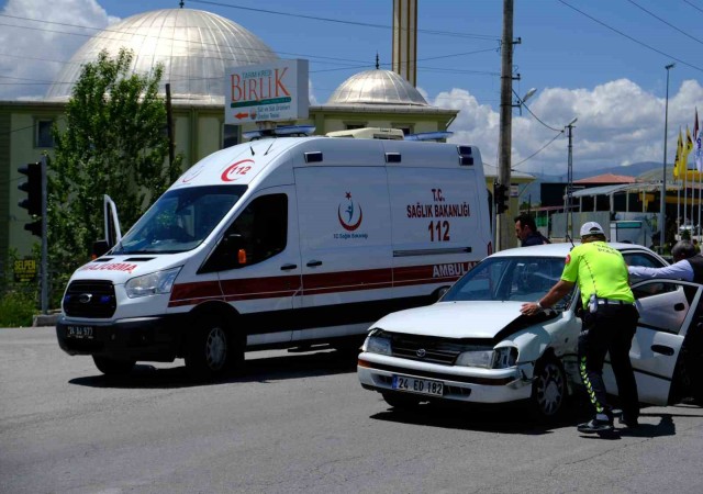 Erzincanda iki ayrı trafik kazasında 6 kişi yaralandı