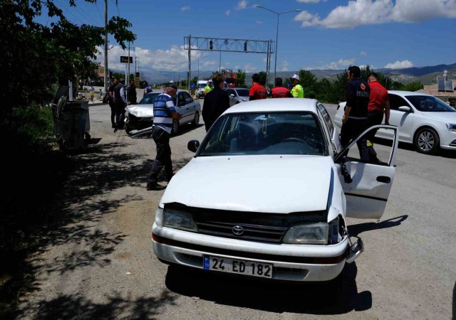 Erzincanda ki trafik kazalarında 1i bebek 6 kişi yaralandı