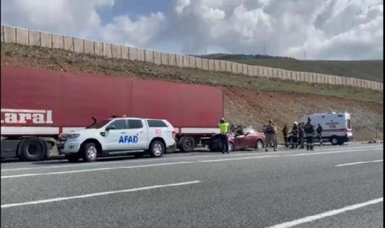 Erzincan’da otomobil, TIR’ın altına girdi: 2 ölü, 3 yaralı