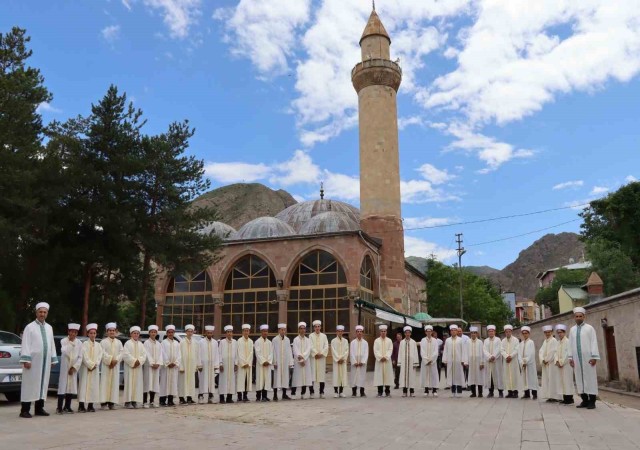 Erzurumda 58 kuran kursu öğrencisi icazet merasiminde belgelerini aldılar