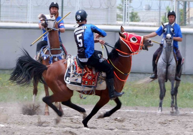 Erzurumda atlı cirit heyecanı