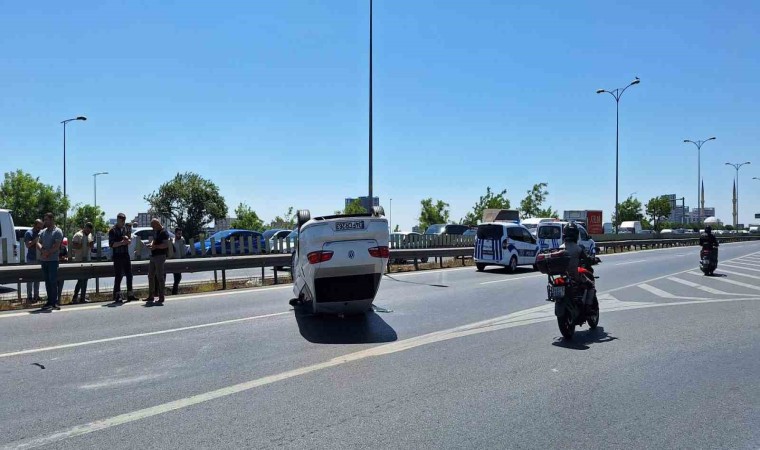 Esenlerde kaza yapan otomobil takla atıp ters döndü