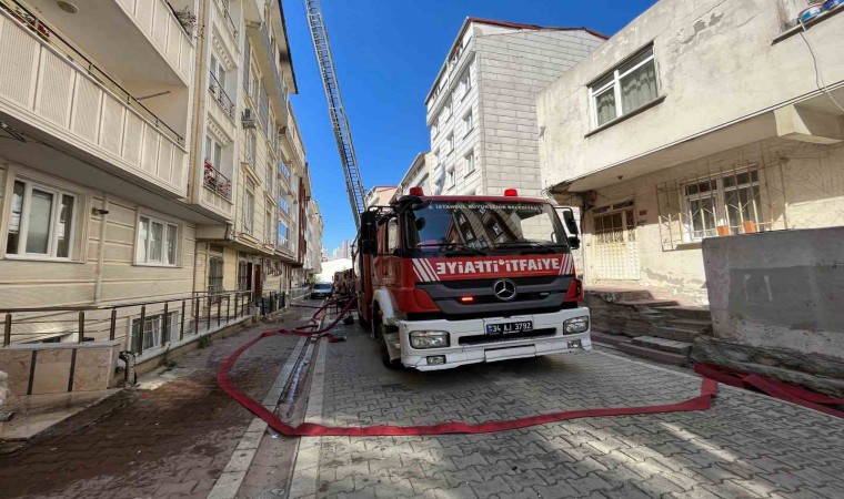 Esenyurtta 5 katlı binadan alevler yükseldi: Yangın 2 binaya daha sıçradı