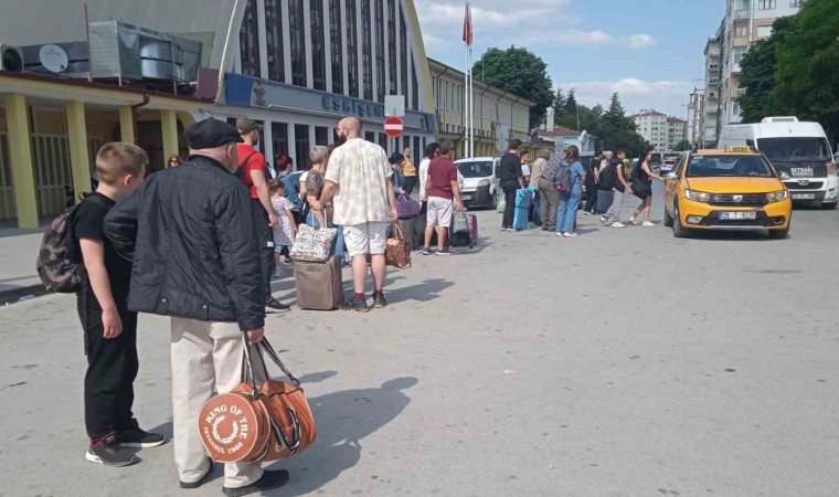 Eskişehir Tren Garında bayram tatili hareketliliği