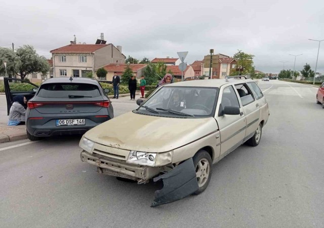 Eskişehirde iki otomobil çarpıştı