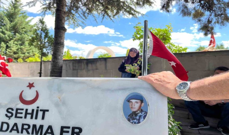 Eskişehirde şehit aileleri arife günü kabirleri ziyaret edip dua okudular