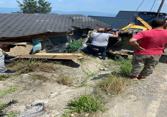 Faciaya ramak kala durdu: Arızalanan kepçe bungalova girdi