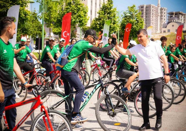 Fadıloğlu, gençlerle birlikte pedal çevirdi