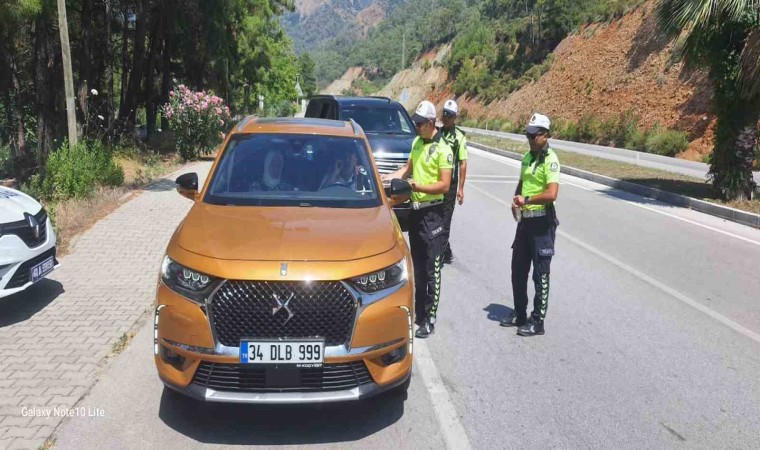 Fethiyede polis ekiplerinden örnek davranış