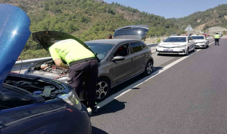 Fethiyede yolda kalanların imdadına polis ekipleri yetişti