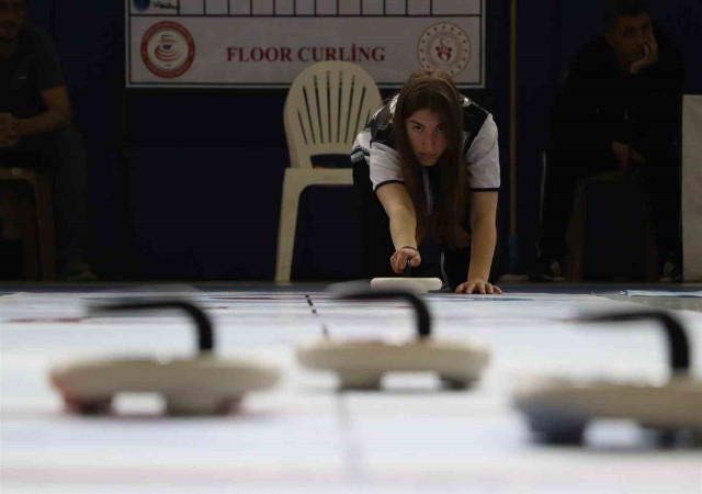 Floor Curling Gençler Türkiye Şampiyonası Karamanda başladı