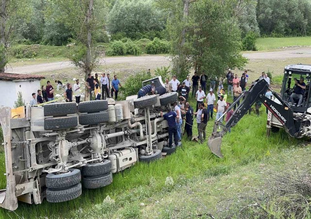 Freni boşalan hafriyat kamyonu şarampole devrildi, sıkışan sürücü 1 saatte kurtarıldı