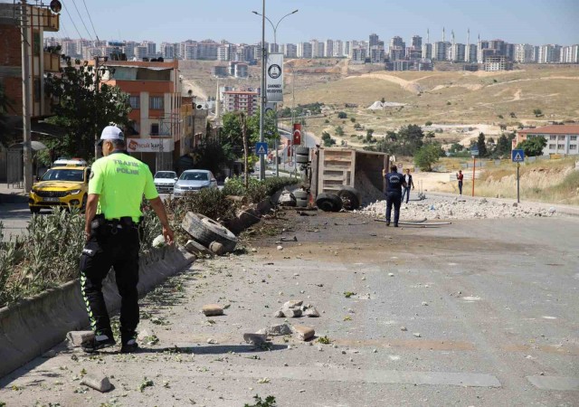 Freni patlayan moloz yüklü kamyon, önce durağı, ardından elektrik direklerini ve ağaçları yıktı