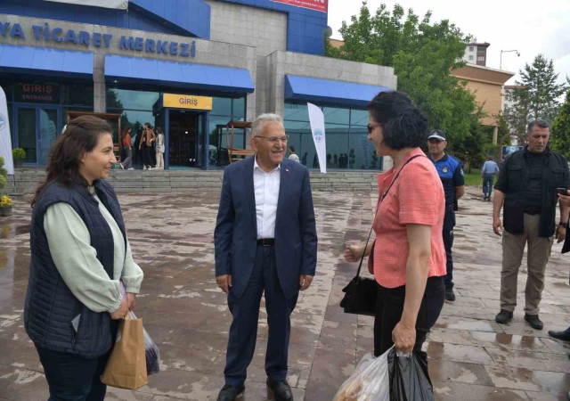 Fuar ziyaretinde depremzede esnaftan Başkan Büyükkılıça: “Sizleri hep örnek gösterdik”