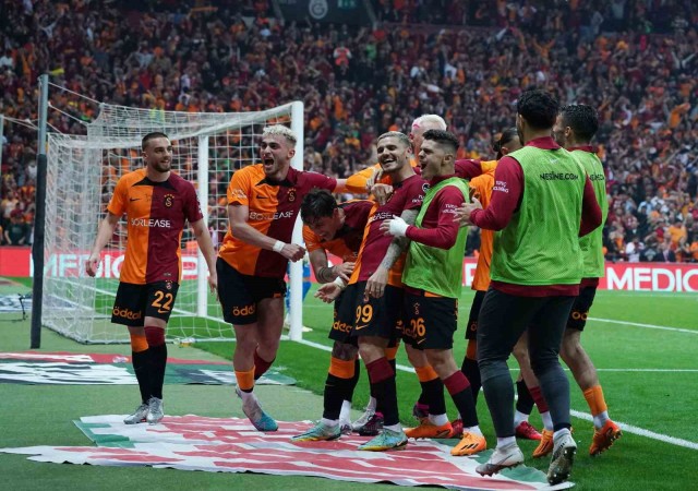 Galatasaray 9 yıl sonra evinde Fenerbahçeyi mağlup etti