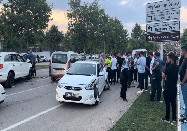 Gaziantepte zincirleme trafik kazası: 3ü çocuk 7 yaralı