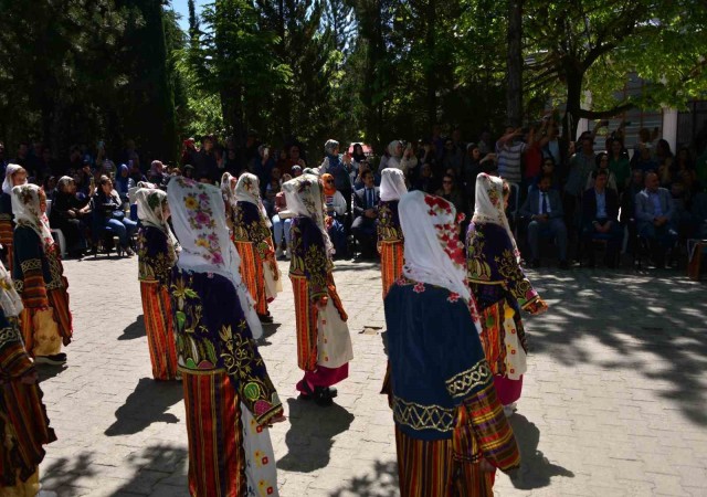 Gedizde Halk Eğitim Merkezinin yıl sonu sergisi açıldı