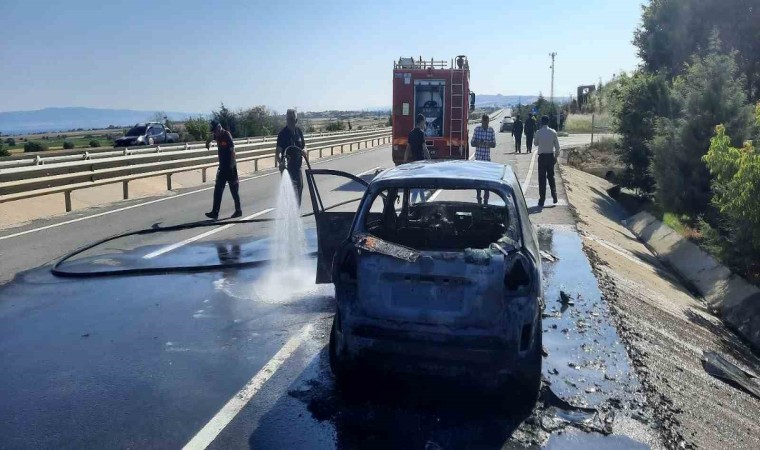 Geliboluda seyir halindeyken yanan araç kullanılamaz hale geldi