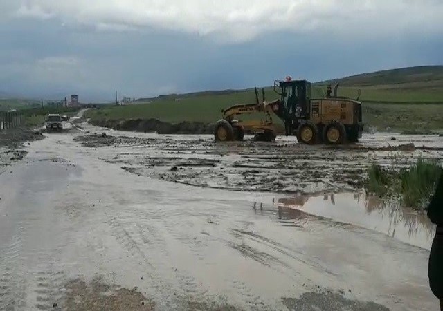 Gemerekte sel yolu ulaşıma kapattı