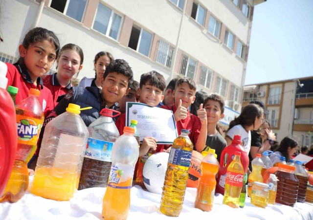 Gemlikte duyarlı öğrenciler körfezin kirlenmesini önlüyor