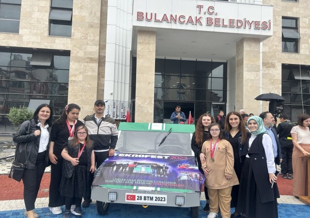 Giresunda öğrencilerin yıl sonu sergisinde sergilenen elektrikli araç ilgi gördü