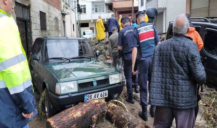 Giresunun Duroğlu Beldesinde sel ve su baskını yaşandı. Birçok ev ve iş yeri su altında kaldı, mahsur kalanlar ekiplerce tahliye edildi.