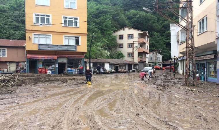 Giresunun Duroğlu beldesinde selin ardından temizlik çalışmaları başladı